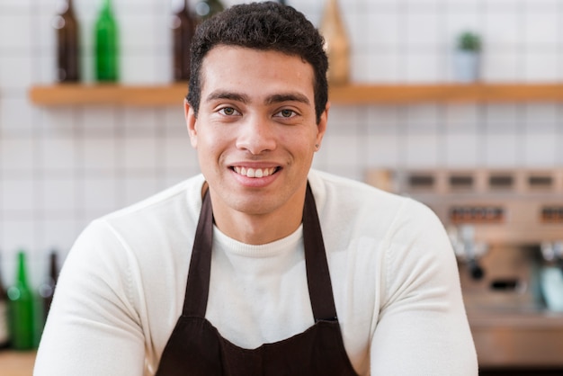 Retrato de niño barista en cafe