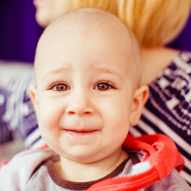 Foto gratuita retrato de un niño bebé feliz