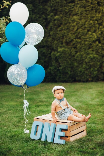 Retrato de niño bonito con ropa elegante tiene un cumpleaños hoy