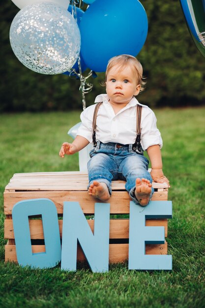 Retrato de niño bonito con ropa elegante tiene un cumpleaños hoy