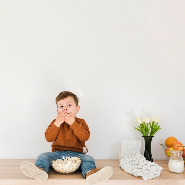 Foto gratuita retrato niño comiendo palomitas de maíz