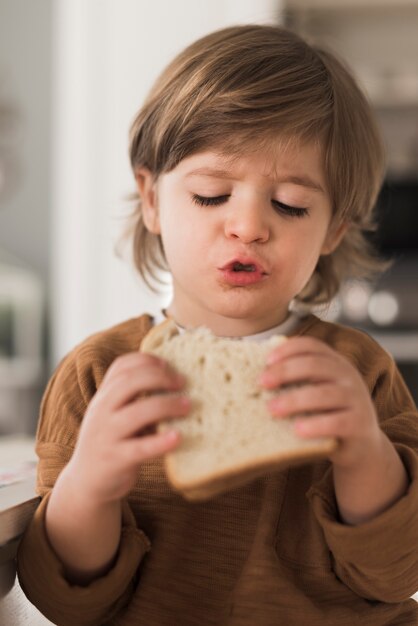 Retrato de niño comiendo sandwich