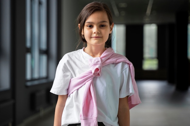 Foto gratuita retrato de niño en la escuela