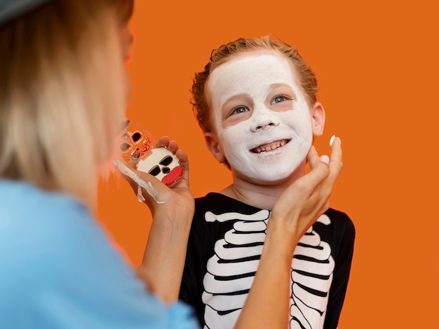 Foto gratuita retrato de niño con espeluznante disfraz de halloween