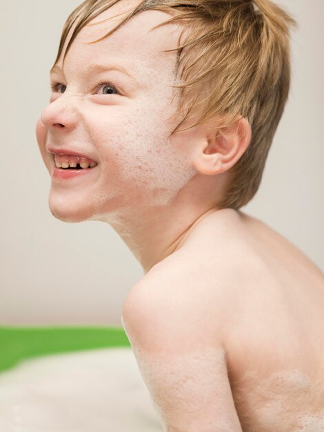 Retrato de niño con espuma