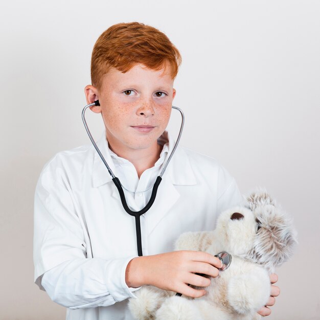 Retrato de niño con estetoscopio