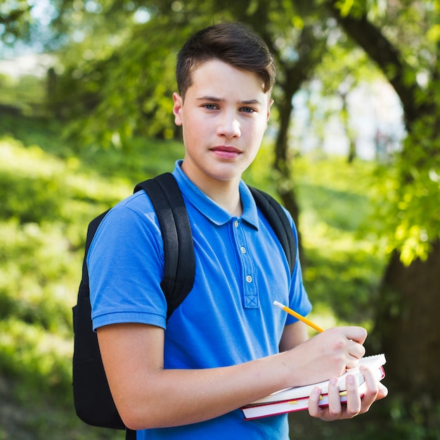 Foto gratuita retrato de niño estudiante