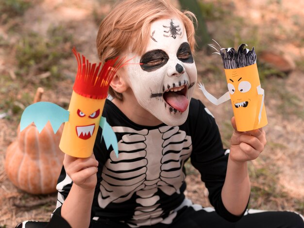 Retrato de niño feliz con la cara pintada para halloween