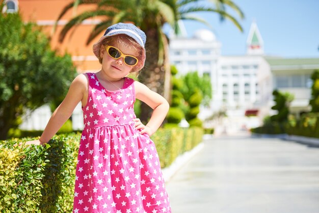 Retrato de un niño feliz con gafas de sol al aire libre en verano. Amara Dolce Vita Hotel de lujo. Recurso. Tekirova-Kemer. Pavo.