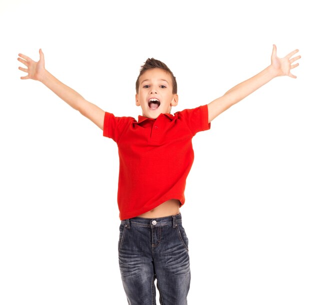 Retrato de niño feliz riendo saltando con las manos levantadas - aislado sobre fondo blanco.
