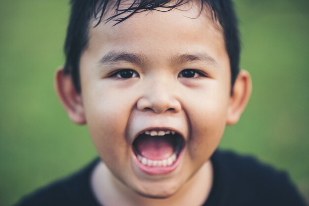 Retrato de niño feliz sonriendo