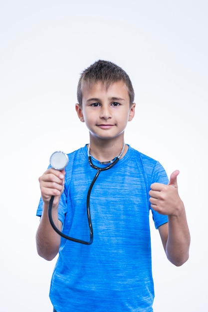 Retrato de un niño gesticulando pulgares arriba