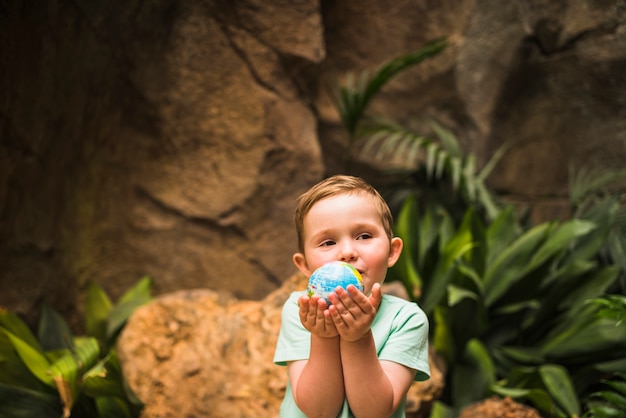 Foto gratuita retrato de un niño con globo en la mano