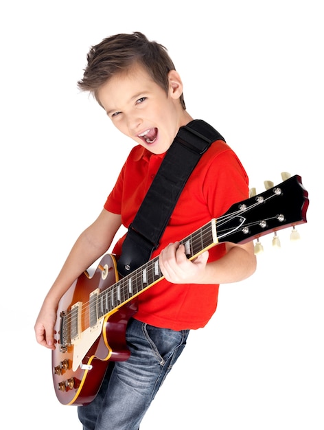 Foto gratuita retrato de niño con una guitarra eléctrica aislado en blanco