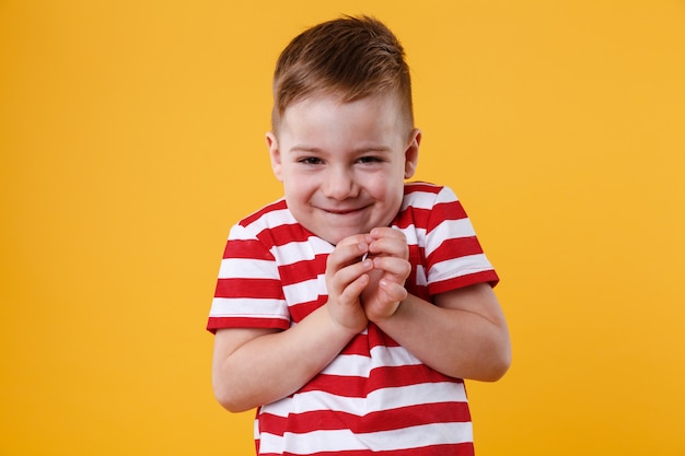 Retrato de niño inteligente que está tramando algo