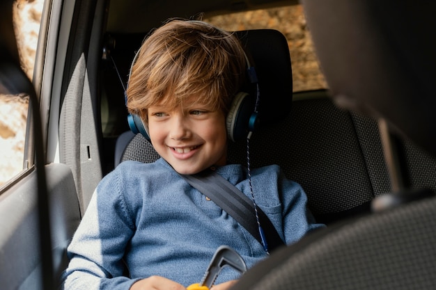 Foto gratuita retrato, niño joven, en coche