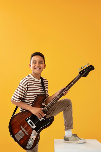 Retrato, de, niño joven, con, guitarra