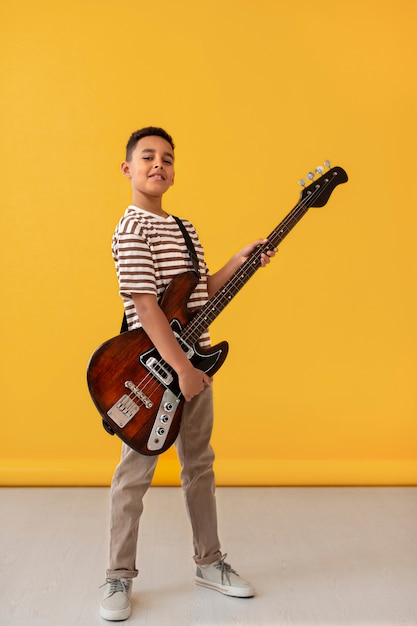 Retrato, de, niño joven, con, guitarra