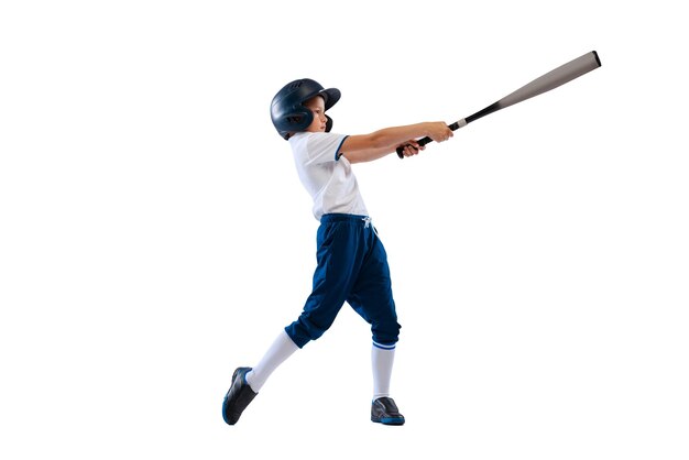 Retrato de niño jugador de béisbol en formación uniforme practicando aislado sobre fondo blanco studio