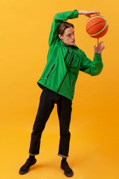 Foto gratuita retrato niño jugando con pelota de baloncesto