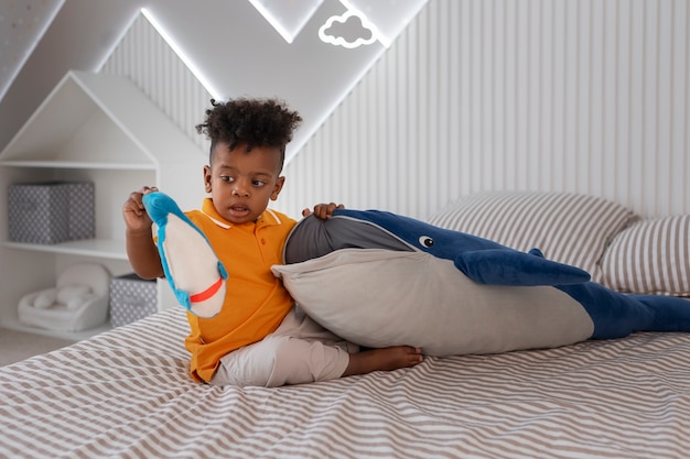 Retrato de niño jugando con su juguete de peluche