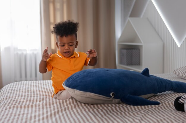 Retrato de niño jugando con su juguete de peluche