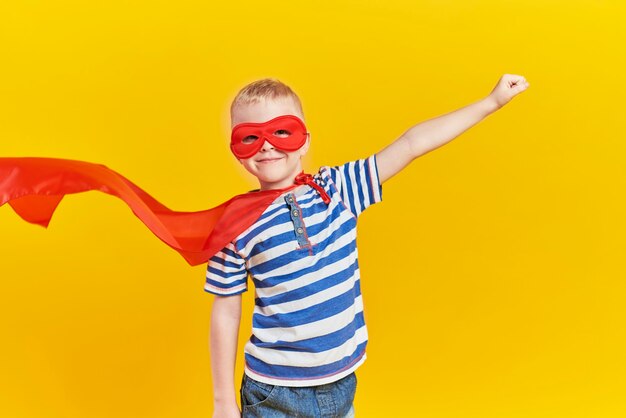 Retrato de niño juguetón en traje de superhéroe