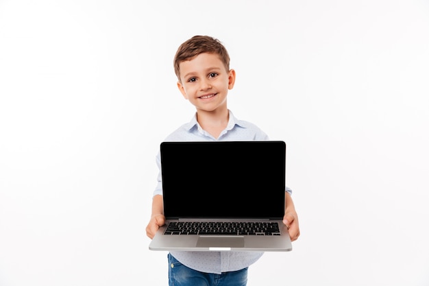 Retrato de un niño lindo y alegre