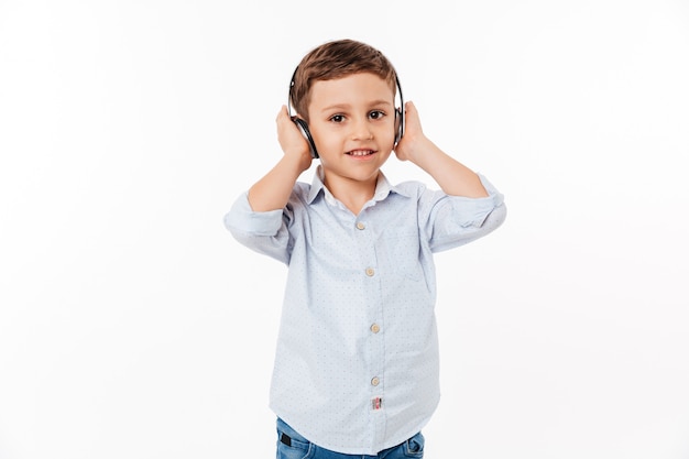 Retrato de un niño lindo en auriculares