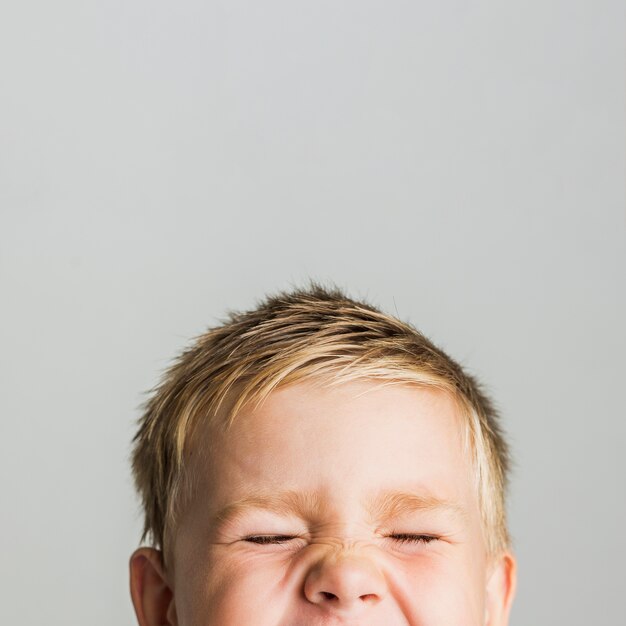 Retrato de niño lindo con cabello rubio