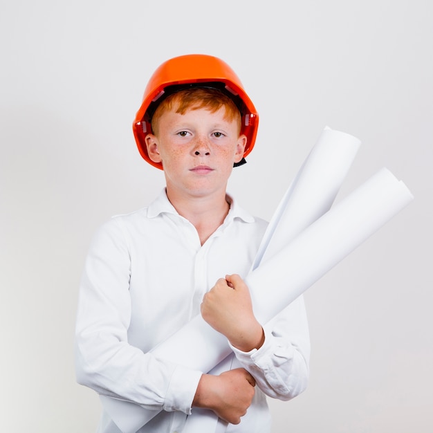 Retrato de niño lindo con casco de seguridad