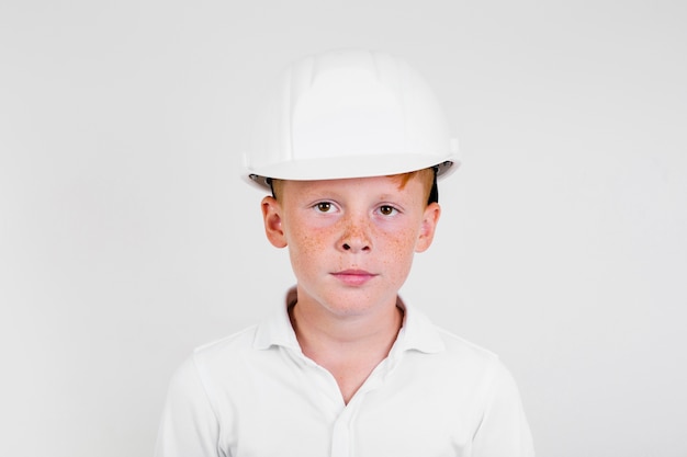 Retrato de niño lindo con casco