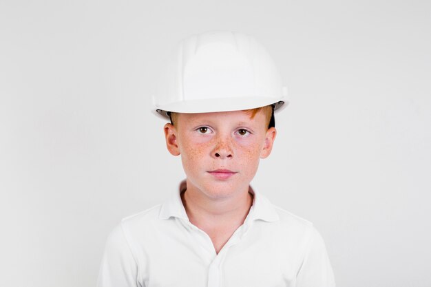 Retrato de niño lindo con casco