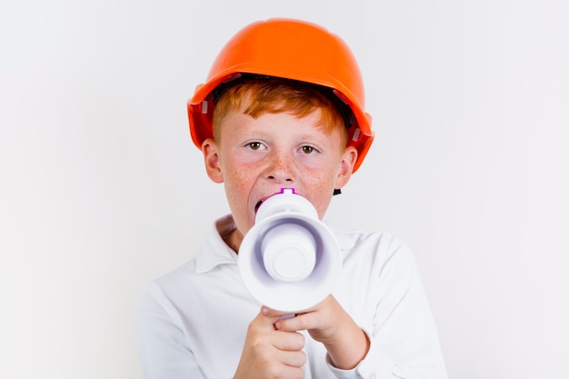 Retrato de niño lindo con casco