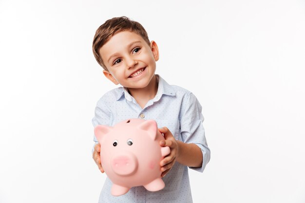 Retrato de un niño lindo cereza con hucha