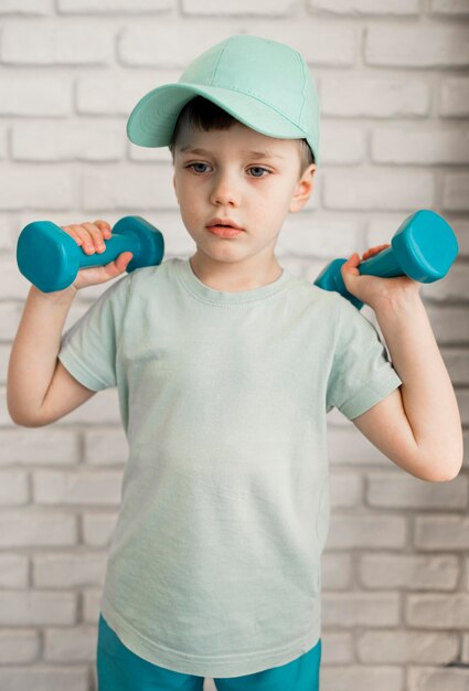 Retrato de niño lindo haciendo ejercicio en casa