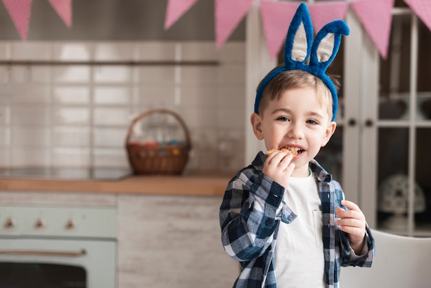 Retrato de niño lindo con orejas de conejo