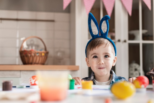 Retrato de niño lindo con orejas de conejo