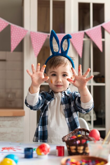 Retrato de niño lindo con orejas de conejo