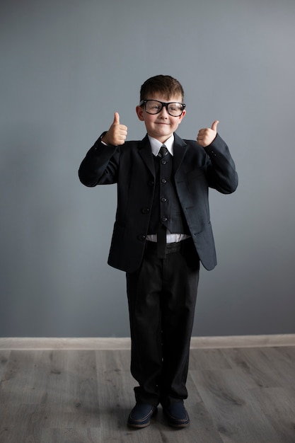 Retrato de niño lindo con traje y maletín