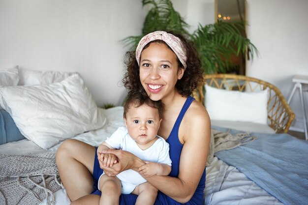 Un retrato de un niño y una madre sentada en la cama