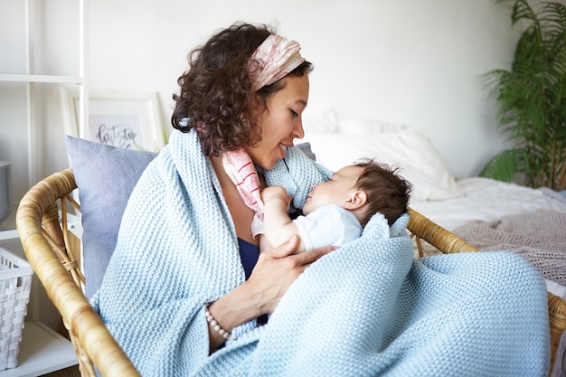 Un retrato de un niño y una madre.