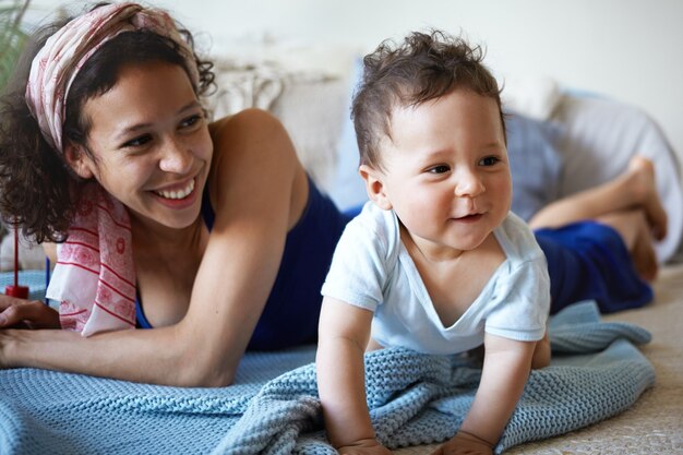 Un retrato de un niño y una madre.