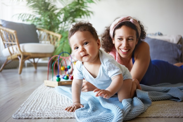 Foto gratuita un retrato de un niño y una madre.