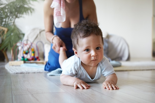 Un retrato de un niño y una madre.