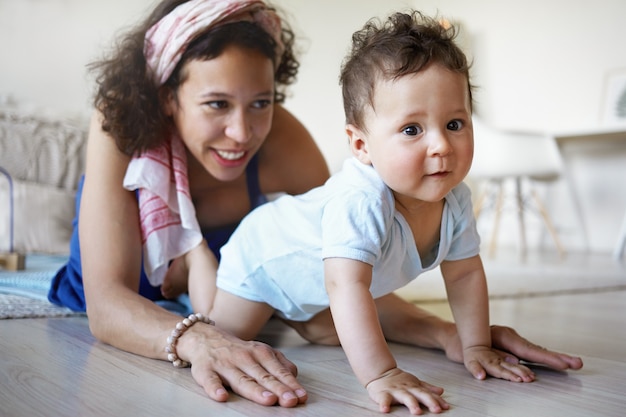 Un retrato de un niño y una madre.