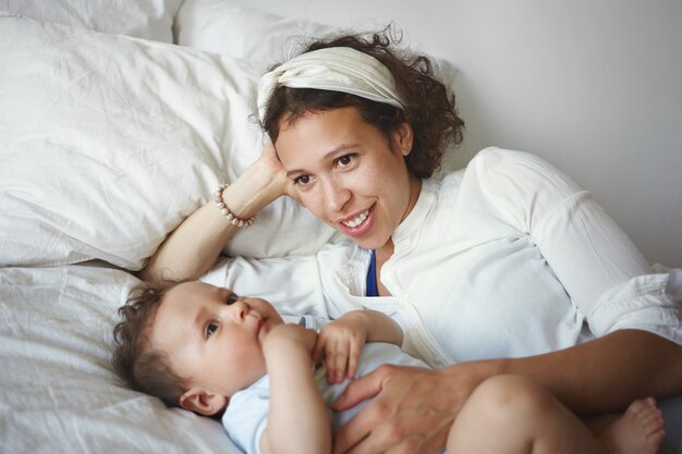 Un retrato de un niño y una madre.