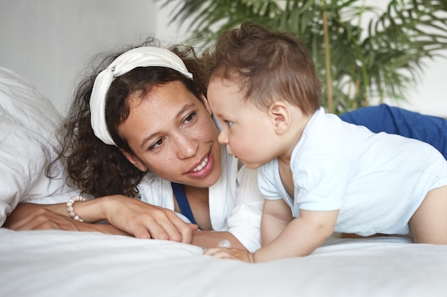 Un retrato de un niño y una madre.