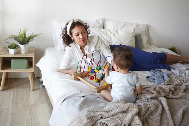 Un retrato de un niño y una madre.