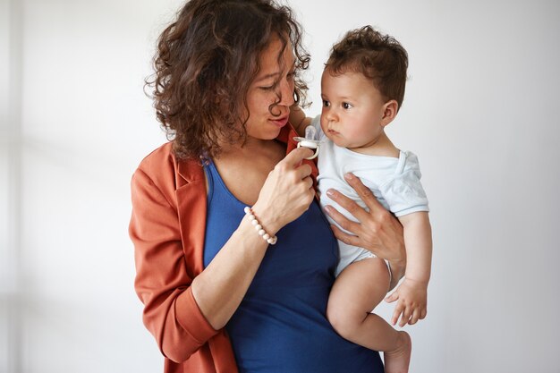 Un retrato de un niño y una madre.